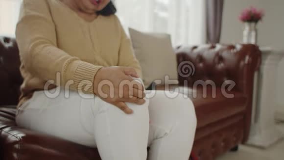 老年妇女膝盖疼痛视频的预览图