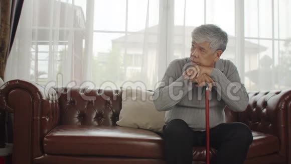 独自一人坐在沙发上拿着拐杖视频的预览图