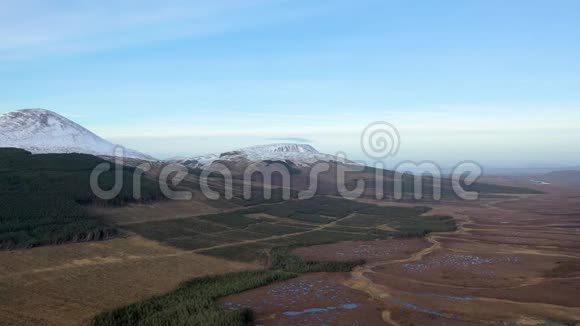 飞往爱尔兰多尼加尔最高山埃里加尔山旁边的克罗克纳拉加和穆基什山视频的预览图