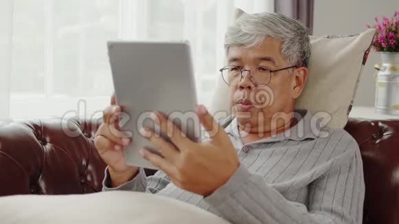 老人在沙发上听音乐时打瞌睡视频的预览图