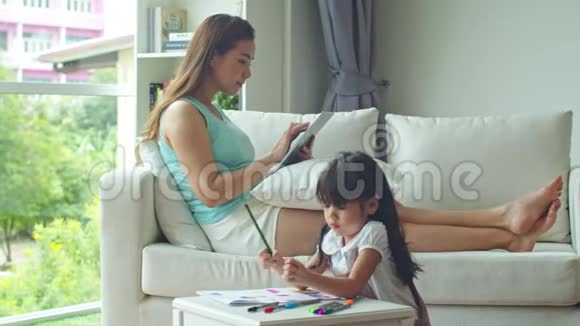 女儿画了画但母亲不感兴趣视频的预览图