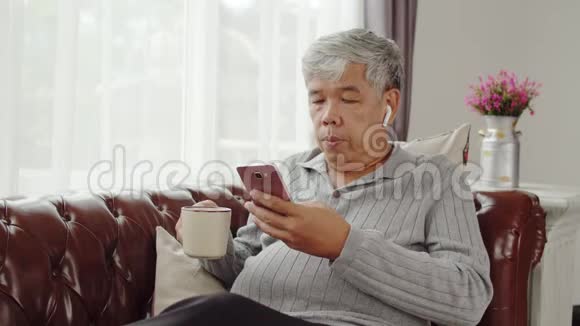 老人使用无线耳机听音乐和通话电话视频的预览图