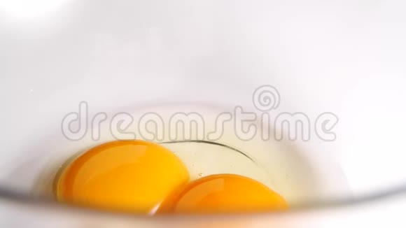鸡蛋落在玻璃碗里视频的预览图