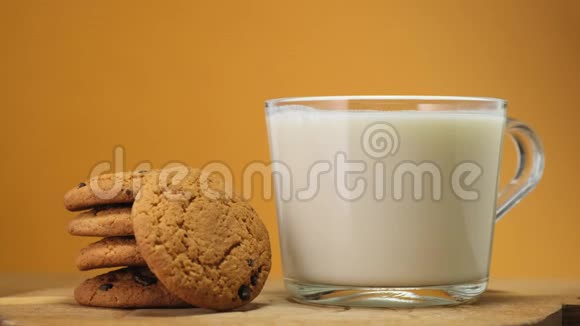 木制野猪的巧克力饼干和一杯牛奶关门视频的预览图