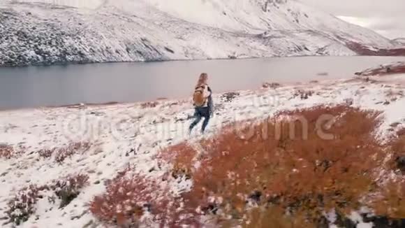 单身女游客狂野的自然雪山视频的预览图