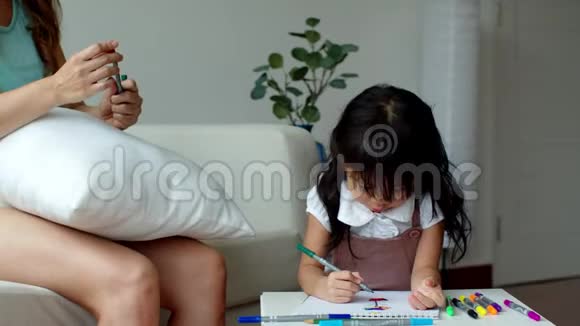 可爱的女孩喜欢在家里用纸画颜色视频的预览图