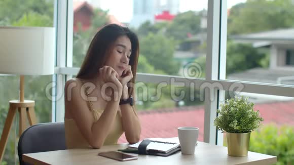 年轻漂亮的女人在咖啡店写预约书视频的预览图