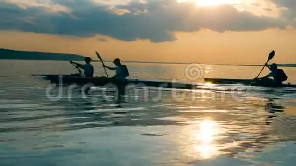 在日落水景举行的独木舟比赛视频的预览图