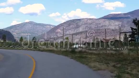 在蜿蜒的公路上穿过乡村视频的预览图