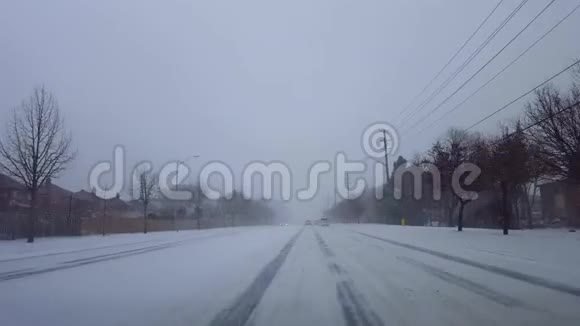 驾驶冬季暴风雪与车辆交通在白天司机视角POV雪雪暴雪天气状况视频的预览图