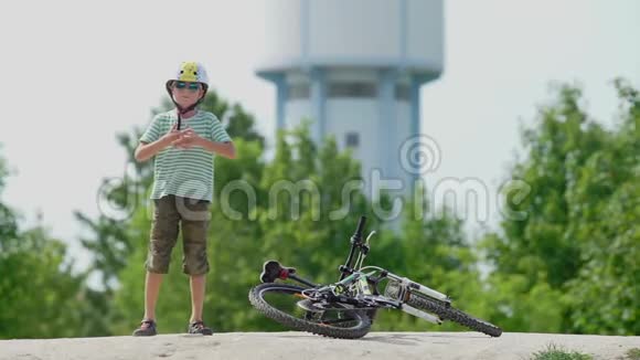 男孩一个小学生骑自行车前做热身运动视频的预览图