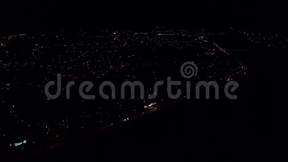 夜晚城市的奇妙景观在天空中飞翔时有灯笼灯视频的预览图