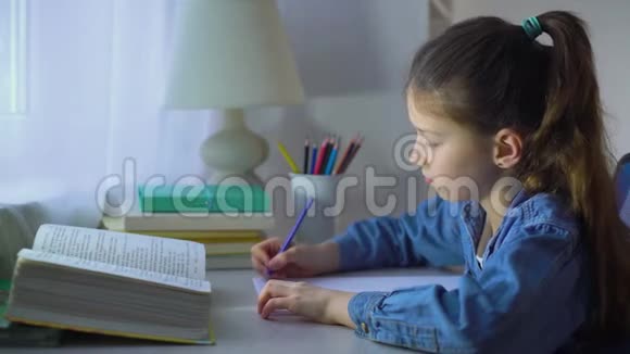 伤心的女学生没能做家庭作业把她的头放在手上视频的预览图