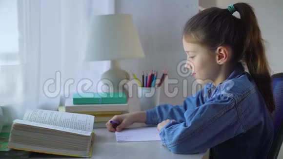 小女孩一边嚼着笔一边数着手指一边做作业视频的预览图