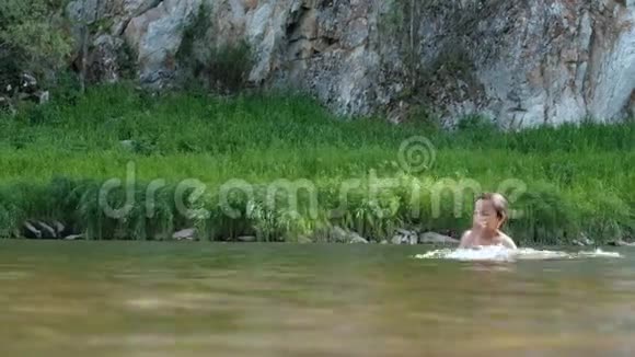 子坐在爸爸的肩上父亲把孩子扔到水里一家人在山上玩洗澡视频的预览图
