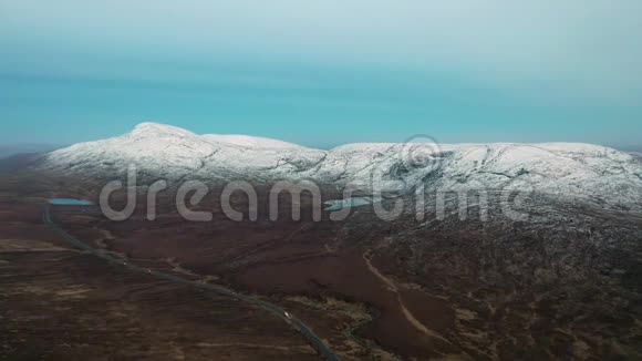 飞往爱尔兰多尼加尔最高的山埃里加尔山旁边的斯塔格霍尔和多伊什山视频的预览图