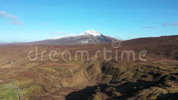朝埃里加尔山旁边的阿格拉莫尔山飞去这是爱尔兰多尼加尔最高的山视频的预览图