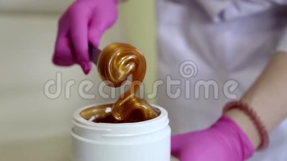 带糖浆的塑料桶带金浆的金属棒视频的预览图