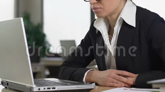 商务女士关闭笔记本电脑坐在办公桌上缺乏动力工作视频的预览图