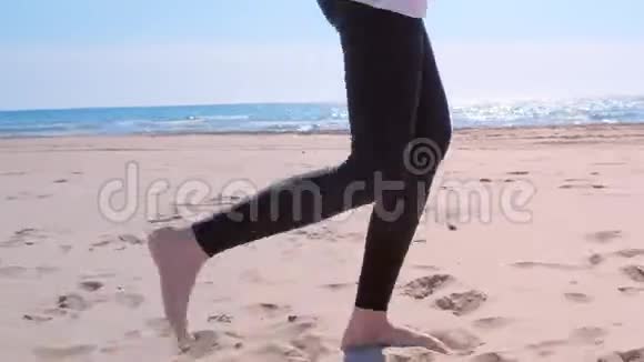 赤脚女孩的腿腿是慢跑在海沙滩运动跑步视频的预览图