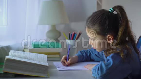 伤心的女学生一边嚼着笔一边做复杂的作业视频的预览图