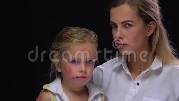 悲伤的家庭母亲腿上受伤的女儿虐待儿童社会问题视频的预览图