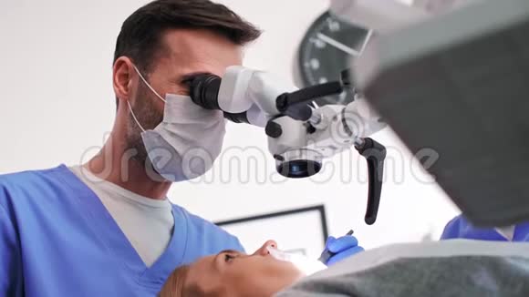 牙科显微镜检查妇女牙齿视频的预览图