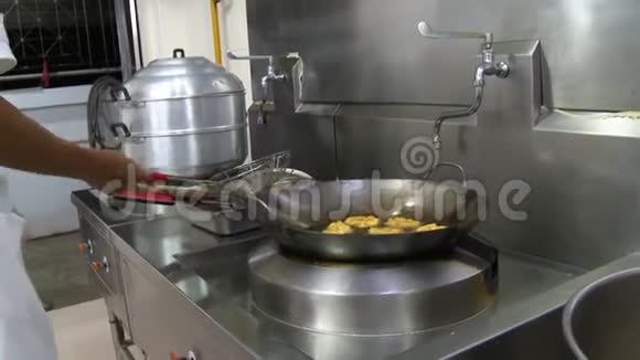 厨师在炉子上煎食物视频的预览图