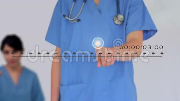 护士用数字触摸屏查看各种医疗图像视频的预览图