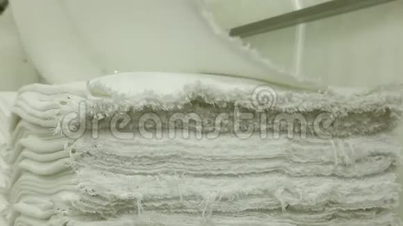 工厂里一堆未切割的毛巾视频的预览图