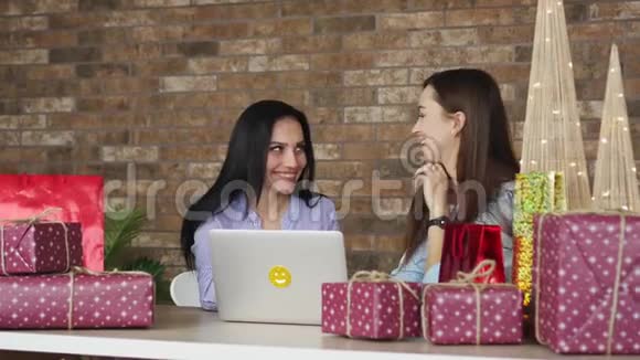 两个女朋友在网上挑选圣诞礼物视频的预览图