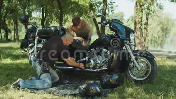 男子帮助妇女在户外修理摩托车视频的预览图