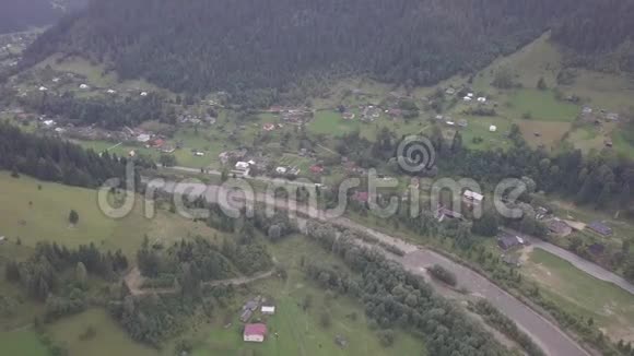 鸟瞰喀尔巴阡村Kryvorivnia中部山区乌克兰胡苏尔什奇纳国家公园一期典型景观视频的预览图