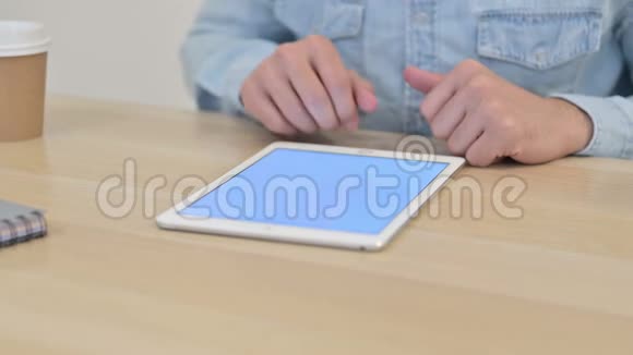 在平板电脑上工作的男性双手合拢视频的预览图