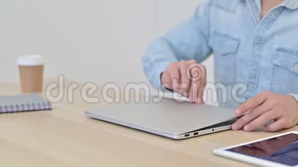 男性设计师在笔记本电脑上打字的手视频的预览图