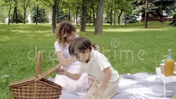 妈妈和两个孩子在大自然中一起玩视频的预览图