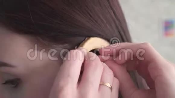 年轻女子将助听器插入她的耳朵视频的预览图