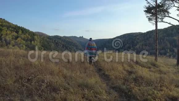 森林魔法师在小路上爬到山顶视频的预览图