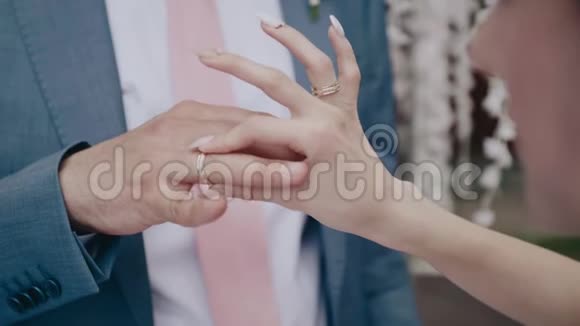 那个女孩给她的情人戴了一枚戒指双手合拢视频的预览图