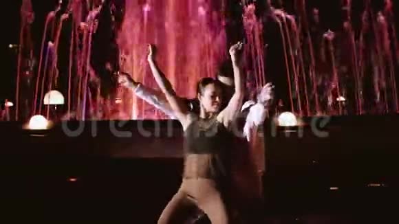 晚上在喷泉里一男一女的性感舞蹈惊人的能量视频的预览图
