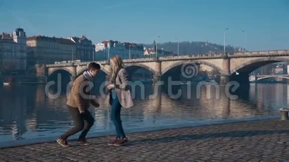 恋爱中的年轻人单膝站立拿着戒指在码头向女朋友求婚爱家庭视频的预览图