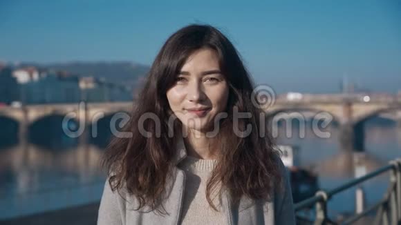 快乐的亚洲女人肖像宽容多曲小众生活方式理念拍摄于雷德4k10位颜色视频的预览图