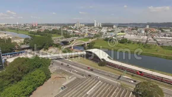 火车到达站台大城市的火车站视频的预览图