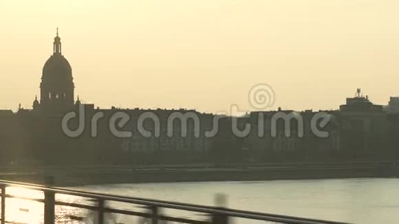 德国莱茵河从一座桥上的公共汽车车窗上射出伟大的欧洲河流视频的预览图