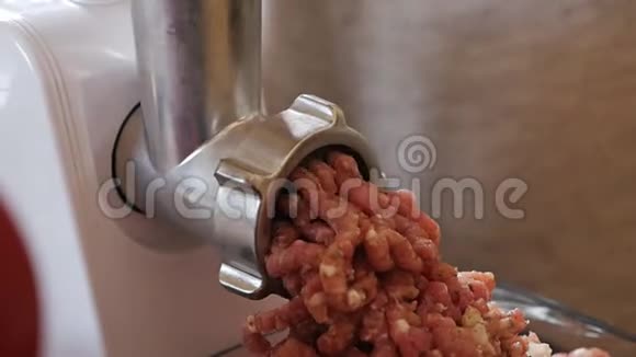 在家做碎肉灌装是通过研磨机筛出来的厨房里切肉的过程视频的预览图