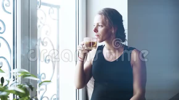 把一个喝红茶的漂亮中年妇女视频的预览图