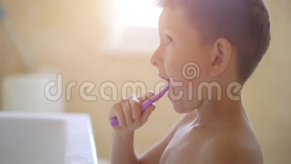 小男孩在浴室刷牙视频的预览图