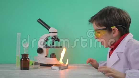 小男孩正在用火做科学实验视频的预览图