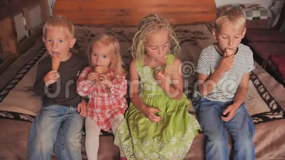 幼儿两兄弟两姐妹在家吃冰淇淋视频的预览图