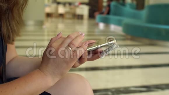 女孩在酒店大厅用电话和信用卡付账视频的预览图